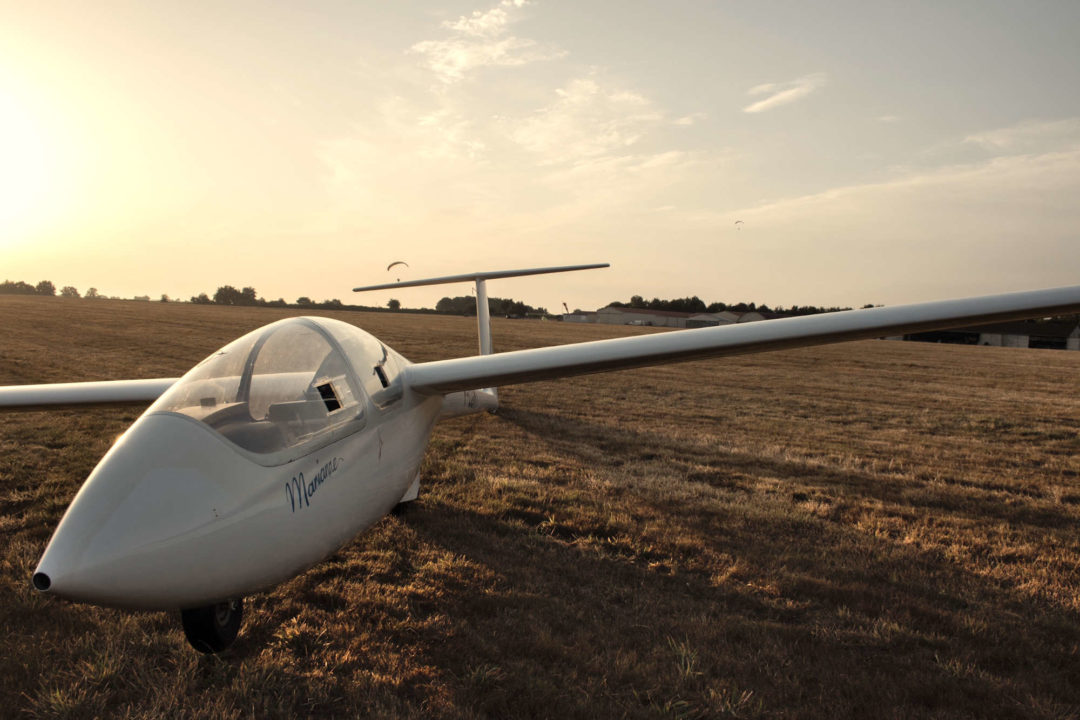 Planeur au levé du soleil